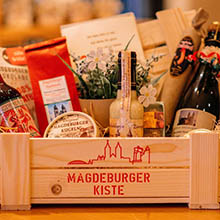Magdeburger Holzkiste mit Magdeburger Eiersuppe, Original Machdeburjer Mostrich, leckeren Magdeburger Kugeln und vieles mehr